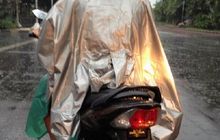 Hati-hati, Ini Bahaya Pakai Jas Hujan Model Ponco Untuk Berkendara