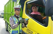 Emak-Emak Bawa Truk Tapi Tetap Tertib, Polisi Sampai Salut