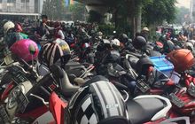 Jukir Liar di Palaguna Bandung  Meresahkan, Parkir Motor Digetok Tarif Selangit