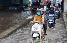 5 Tips Terjang Banjir Dengan Motor Tanpa Takut Mesin Mati, Lakukan Ini