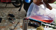 Jangan Tunggu Bocor, Begini Cara Ketahui Oli Sokbreker Motor Butuh Diganti