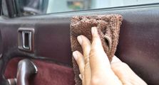Bersihkan Panel Plastik Mobil Pakai Sabun dan Bensin? Ini Efeknya