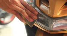 Hanya Modal Ini, Mika Lampu Motor Kusam bisa Kembali Kinclong!