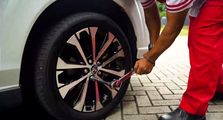 Jangan Putar Searah, Begini Cara Tepat Mengencangkan Baut Roda Mobil