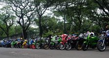 Efek Kangen, 2 Stroke Day Otobursa Tumplek Blek 2022 Diserbu 800 Motor