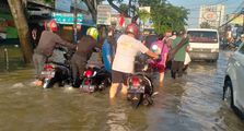 Wow Banjir Menggenangi Jalan Utama K.H. Hasyim Ashari Ciledug Tangerang