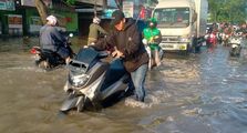 Awas Jangan Asal Terobos Genangan Banjir, Ini Batas Amannya Agar Motor Tidak Mogok