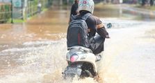 Inilah Batas Aman Trabas Banjir Pakai Motor Matic. Jangan Asal Nyemplung!
