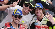 Kocak! Begini Momen Pecco Bagnaia Cuekin Valentino Rossi Usai Menang MotoGP Spanyol 2024