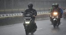 Perhatikan Hal-hal Ini Saat Berkendara Motor Saat Hujan Angin, Simak