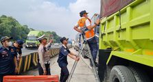 Banyak yang Masih Keliru, Truk Over Dimension dan Overload Sanksinya Beda Jauh