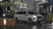 Berkeringat Deras Usai Lidah Terkena Sambal Seruit di Ajang Veloz Hybrid EV Lintas Nusa