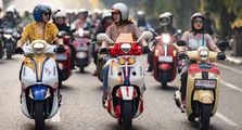 Peringati Hari Kartini, Ratusan Perempuan Bandung Motoran Cantik Pakai Kebaya