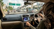 Meski Dari Head Unit, Lihat Video Sambil Mengemudikan Mobil Pasti Kena Denda Rp 750.000