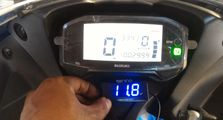 Gak Perlu Mekanik, Begini Cara Pasang Voltmeter Tambahan di Motor