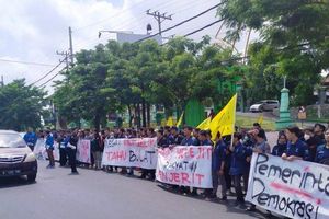 Jalur Pantura Diblokade Demo Mahasiswa Sopir Truk Kesal Geber Mesin Sampai Keluar Asap Gridoto Com<script async src=