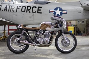 Honda Cb550f Tampil Ala Cafe Racer Klasik Pesawat Tempur Inspirasinya Gridoto Com