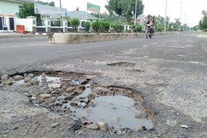 Jalan Protokol Di Lampung Timur Ini Sudah Lima Tahun Tidak Diperbaiki Sering Bikin Pengendara Motor Jumpalitan Gridoto Com<script async src=