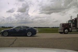 Pria Ini Ketiduran Saat Mobil Teslanya Melaju 140 Km Jam Berkat Autopilot Kecelakaan Sih Enggak Tapi Gridoto Com<script async src=