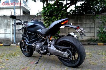 Ducati Monster 821 Naked Bike Untuk Penghormatan Monster 900