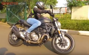 Ducati Monster 821 Naked Bike Untuk Penghormatan Monster 900