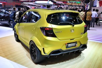 Honda Brio Millenials Project Berwarna Emas Dengan Fender Gemuk Gridoto Com