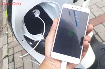 Meski Punya Fitur Charger Smartphone All New Honda Scoopy Enggak Takut Air Gridoto Com