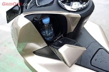 Fungsional Banget Selain Bisa Ngecas Handphone Laci All New Pcx 150 Juga Bisa Telan Benda Ini Gridoto Com