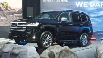 Biar Tidak Salah Pilih Gaya, Ini Bedanya Land Cruiser 300 VX-R ...