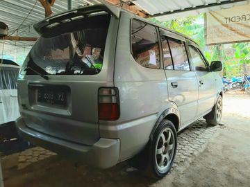 Toyota Kijang Sgx Berpelek 17 Inci Mejeng Di Showroom Mobil Bekas Gridoto Com