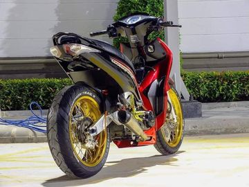 Supra Modif - Berita Modifikasi Honda Supra Terbaru Hari Ini - Semakin 45 derajat jok motornya, semakin terlihat keren di mata pemodif saat itu.