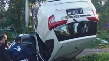 Toyota Calya terbalik usia hajar trotoar di Sekupang, kawasan Hutan Mata Kucing, kota Batam