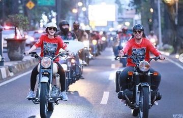 Wajahnya Terpampang Di Bak Truk Ternyata Wika Salim Pernah Geber Royal Enfield Classic 350 Gridoto Com