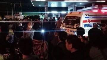 Suasana saat jenazah korban tabrakan yang hanyut sampai Banyumas dan Cilacap dibawa pulang