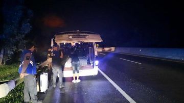 Toyota HiAce Tumpakan Charly Setia Band Ambyar di Tol Purbaleunyi ...