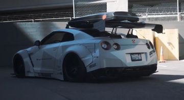 Nissan GT R R35 Bergaya Sporty Touring Efek Bodi Gambot Pakai