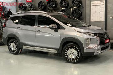 Mitsubishi Xpander Cross Facelift Turun Dari Diler Langsung Colok ...