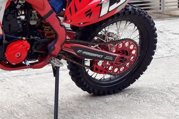 Motor Trail Wajib Pakai Stabilizer Rantai, Ini Fungsi Utamanya