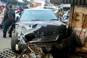 Toyota Camry Salip Angkot, Sambar Beberapa Motor dan Kijang ...