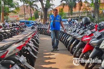 Tampak Seperti Dealer Motkas, Jukir SMA N 3 Kota Malang Bikin ...