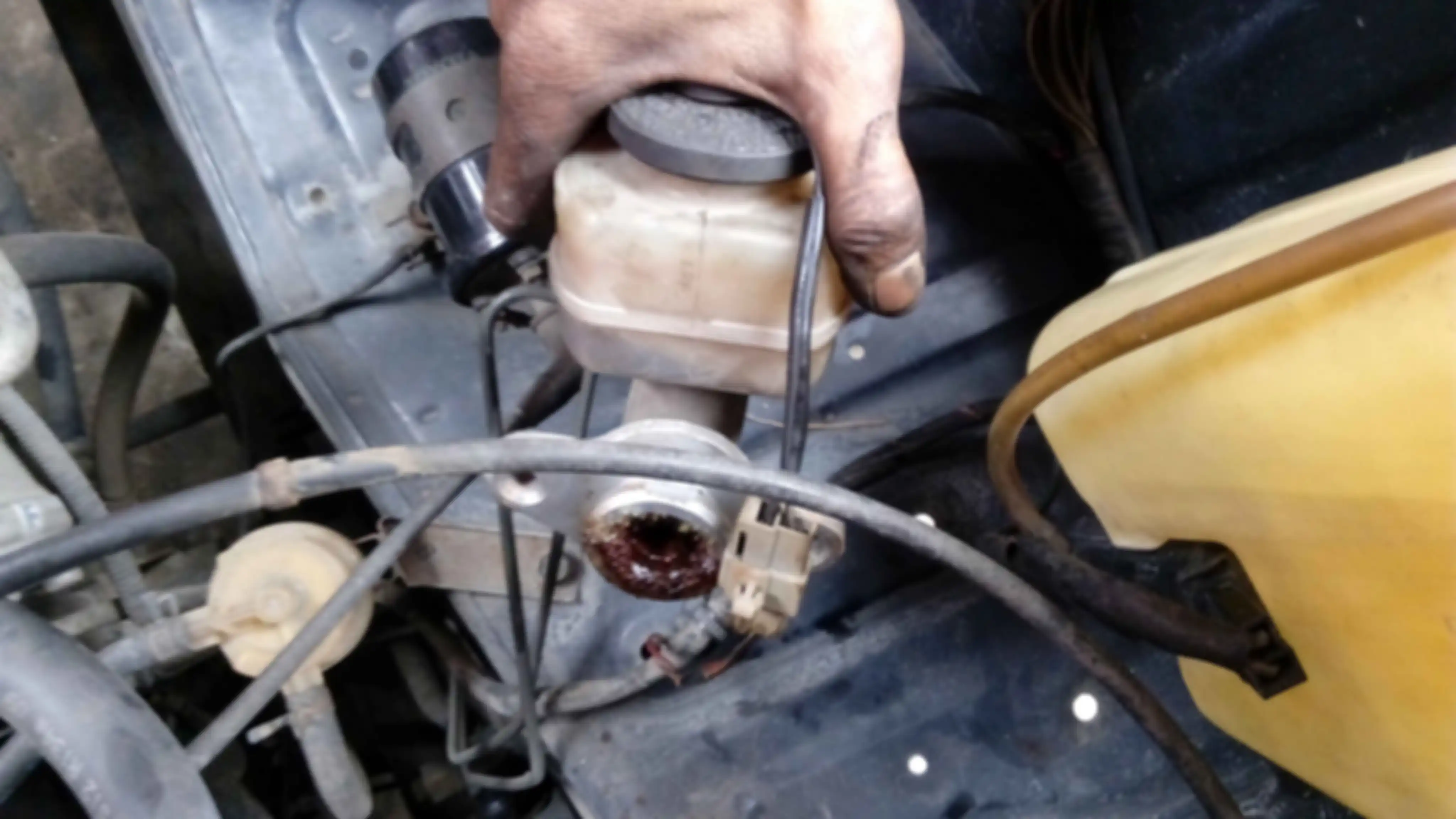 Kerusakan seal pada master cylinder menyebabkan kebocoran minyak rem