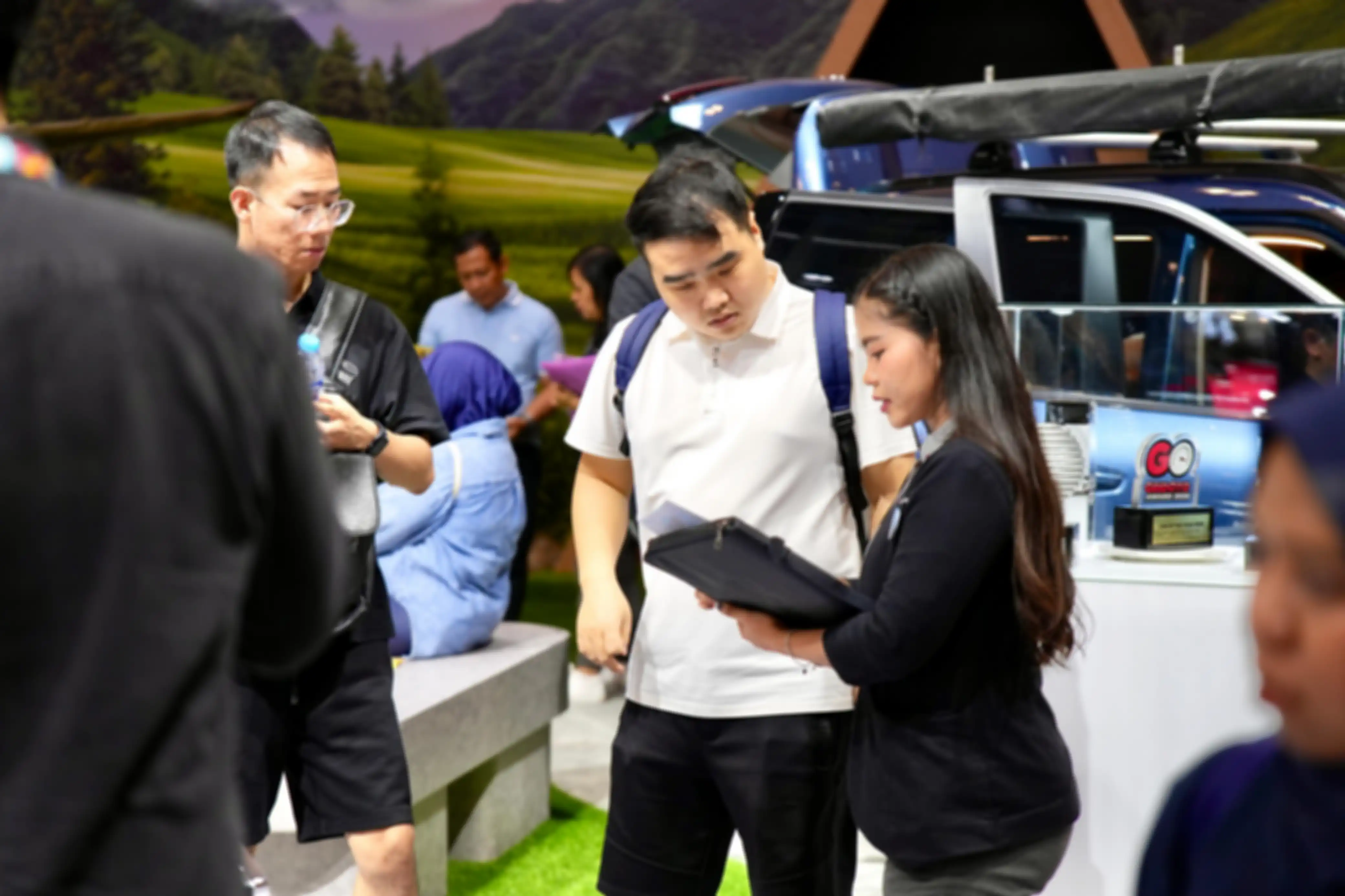 Interaksi pengunjung dengan tim sales Mitsubishi Motors di GJAW 2025