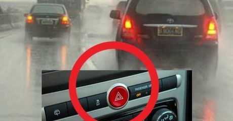Street Manners: Banyak yang Belum Paham, Lampu Hazard Jangan Dinyalakan Saat Hujan Lebat!