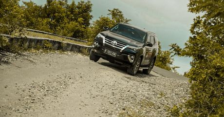Jalan Jelek Adalah ‘Makanan’ Bagi Toyota Fortuner VRZ 2.4 4x2