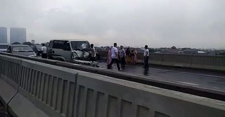 Remuk! Toyota Avanza, Toyota Kijang dan Minibus KIA  Alami Tabrakan Beruntun di Tol Layang Japek, Polisi Sebut Karena Ini