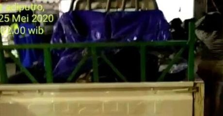 Suzuki Carry Nekat Masuk Malang di Tengah PSBB, Bak Belakang Penuh Penumpang yang Ditutup Terpal