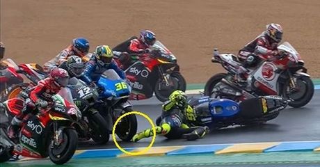 Ngeri Banget! Kaki Valentino Rossi Nyaris Tergilas Motor Joan Mir di MotoGP Prancis 2020
