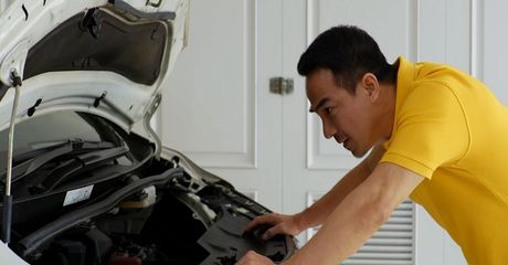 Otak-atik Mobil Kesayangan, Aktor Multitalenta Joe Taslim Ingin Alih Profesi?