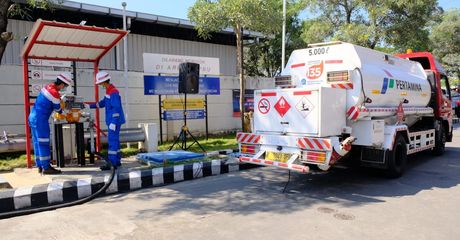 Jangan Isi BBM Saat Truk Tangki Sedang Bongkar Muatan di SPBU, Bensinnya Jadi Kotor? Pertamina Bilang Begini