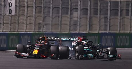 Sempat Sewot, Bos Red Bull Akhirnya Minta Maaf dan Ngaku Max Verstappen Sengaja Ngerem Agar Ditabrak Lewis Hamilton